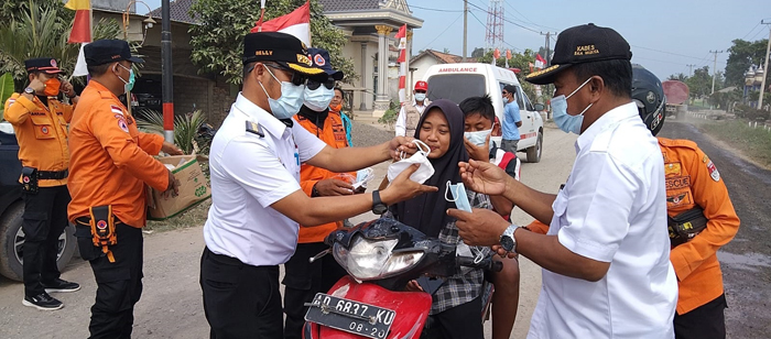 Jaga Kesehatan Masyarakat Dampak El Nino, Pemkab Mesuji Sirami Jalan & Bagikan Masker