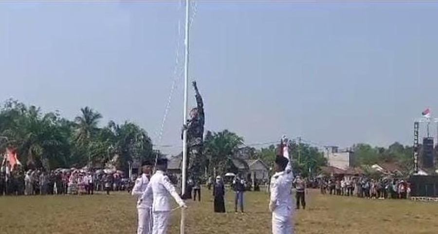 Aksi Heroik Sertu Ahmadi Saat Upacara HUT 78 RI, Memanjat Tiang Tali Bendera Yang Terlepas