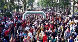 Ribuan Peserta Meriahkan Jalan Sehat HUT PMI ke-78 di Kota Bukittinggi