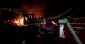 Hingga Malam Keempat Kebakaran Pabrik Triplek di Way Serdang Belum Bisa Ditaklukan