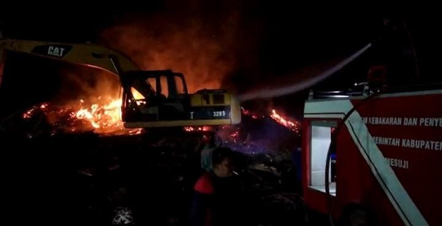 Hingga Malam Keempat Kebakaran Pabrik Triplek di Way Serdang Belum Bisa Ditaklukan