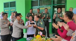 HUT TNI ke-78,  Kapolsek Simpang Pematang Bawa Kue Ultah ke Koramil 426-01 Mesuji