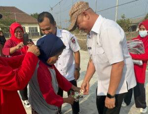 Beri Semangat Untuk Kolompok Senam Lansia, Sekda Mesuji Beri Seragam