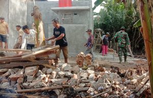 Bersyukur Kampungnya Dimasuki TMMD, Warga Gunungkatun Semangat Bantu Satgas Kodim