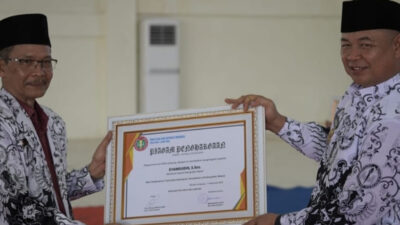 PGRI Lampung Beri Penghargaan Tiga Pejabat di Mesuji