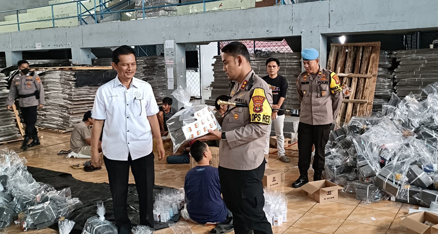 Pastikan Kebutuhan Pemilu Aman, Kapolres Lampura Pantau Pengepakan Logistik