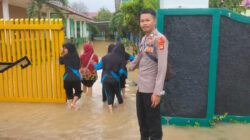Rumah Warga Kebanjiran, Polres Mesuji Hadir Membantu