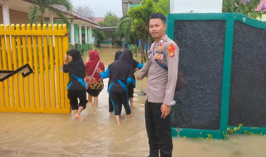 Rumah Warga Kebanjiran, Polres Mesuji Hadir Membantu