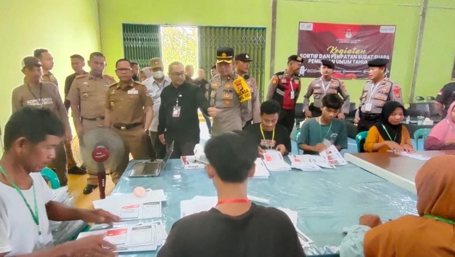 Pantau Kegiatan Sortir & Lipat Surat Suara, Pj Pj Bupati Mesuji : Harus Teliti Dan Jeli