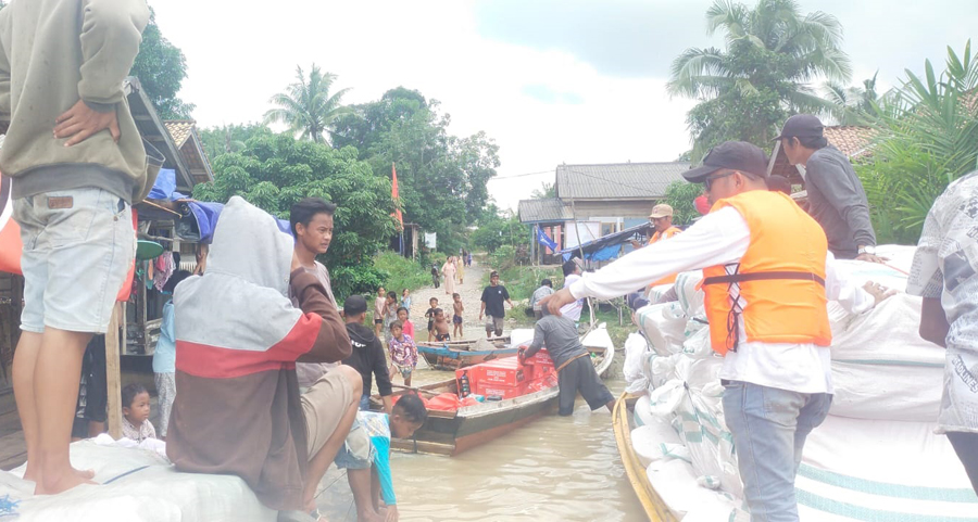 Pemkab Mesuji Salurkan Bantuan Dari Kemensos Untuk Korban Banjir Rob