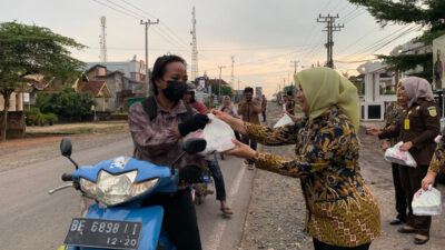 Di Bulan Suci Ramadhan, Kejaksaan Negeri (Kejari) Mesuji melaksanakan serangkaian kegiatan, dari Jaksa Masuk Pesantren sampai ke berbagi takjil dijalanan.