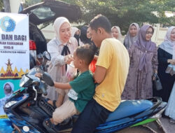 Ketua TP PKK Mesuji Bagikan Takjil Jelang Berbuka Puasa Untuk Pengguna Jalan