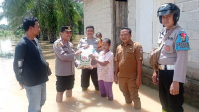 Bantu Ringankan Korban Banjir Kapolsek Wayserdang Berikan Sembako