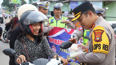 Berkah Ramadhan, Kapolres Mesuji Bagikan Takjil Bagi Pengguna Jalan