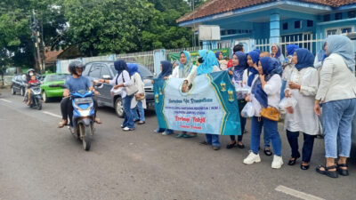 Solidaritas Antar Sesama, IKWI Lampura Bagikan Ratusan Takjil