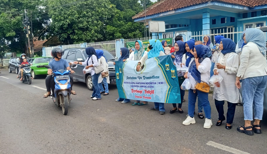 Solidaritas Antar Sesama, IKWI Lampura Bagikan Ratusan Takjil