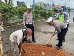 Antisipasi Kecelakaan, Sat Lantas Polres Lampura Timbun Jalan Berlubang