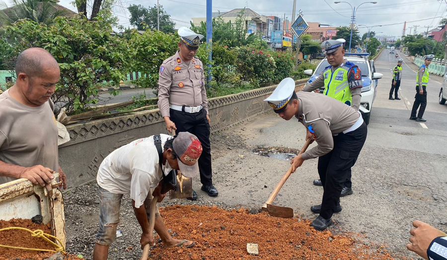 Antisipasi Kecelakaan, Sat Lantas Polres Lampurta Timbun Jalan Berlubang