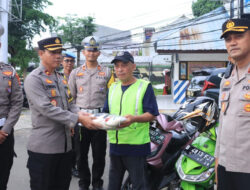 Polres Lampura Bagikan Sembako Pada Pengguna Jalan