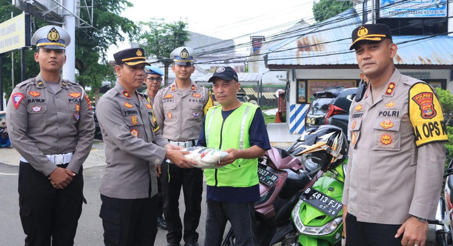 Polres Lampura Bagikan Sembako Pada Pengguna Jalan