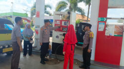 Memastikan akurasi takaran mesin pompa pengisian bahan bakar minyak (BBM)  yang sesuai dengan dasar transaksi perdagangan,  Polres Lampung Utara lakukan pengecekan