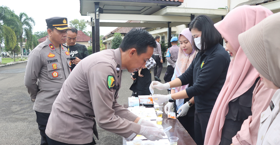 Pastikan Bersih Narkoba, Kapolres Lampura Mendadak Tes Urine Personel