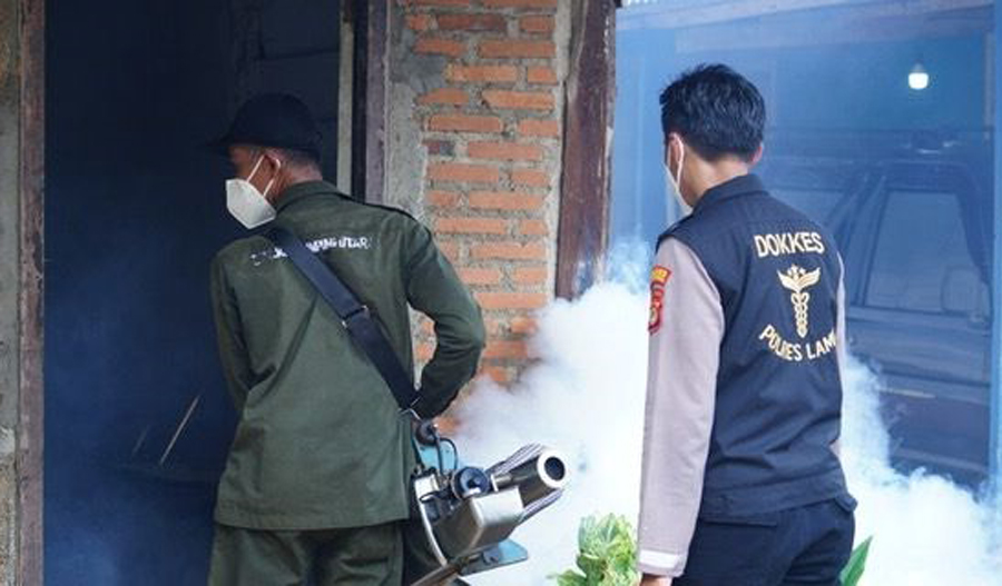 Cegah Penyebaran DBD, Polres Lampung Utara Lakukan Fogging