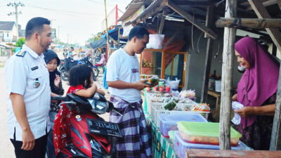 Pastikan Kesehatan Jajanan Takjil, Kapus dan Camat RJU Lakukan Pemeriksaan