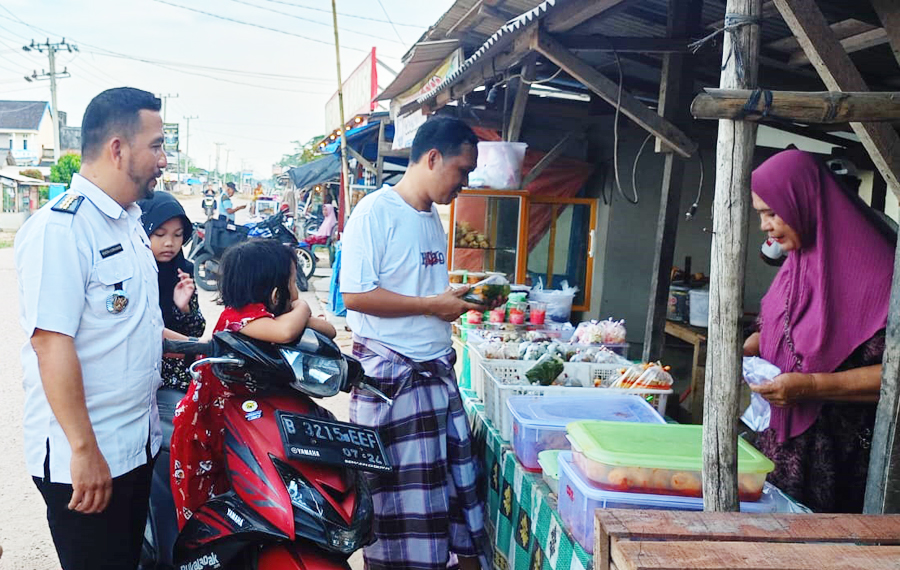 Pastikan Kesehatan Jajanan Takjil, Kapus dan Camat RJU Lakukan Pemeriksaan