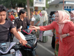 Pj Ketua TP-PKK Bagikan Ribuan Takjil Kepada Pengguna Jalan