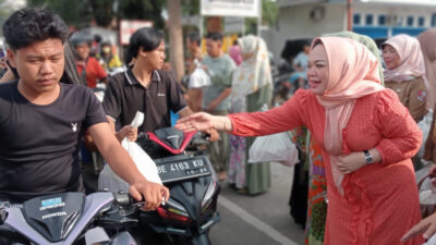 Pj Ketua TP-PKK Bagikan Ribuan Takjil Kepada Pengguna Jalan