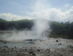 Kawah Nirwana di Lambar Erupsi, Keluarkan Pasir Hingga Dentuman