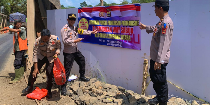 Antisipasi Pungli, Polres Lampura Pasang Baner Himbauan