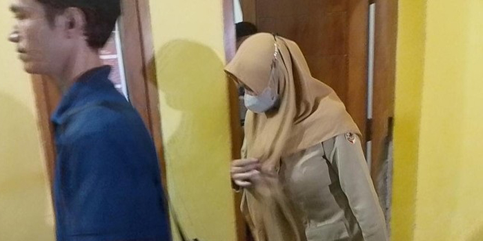 Suami Grebek Istrinya Sedang Ngamar Dengan Selingkuhanya Tanpa Busana