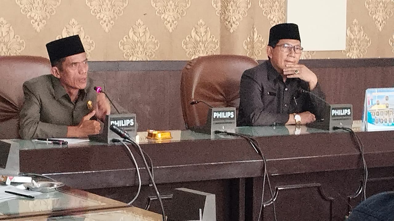 Caption: Ketua DPRD Waykanan, Nikman Karim didampingi Wakil Ketua, Romli