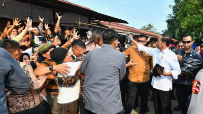 Antusias Warga Sambut Presiden RI Jokowi di Lampura, Warga Curhat Sembako