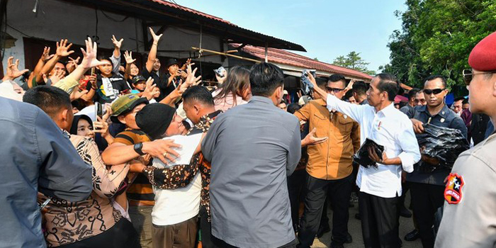 Antusias Warga Sambut Presiden RI Jokowi di Lampura, Warga Curhat Sembako