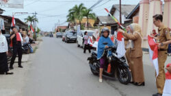 HUT ke-79 RI, DIsdik Lampura Bagikan Ratusan Bendera Merah Putih