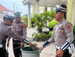 Jelang Hari Lalin Bhayangkara Ke-69, Polres Lampura Bhaksos Bersihkan Tempat Ibadah