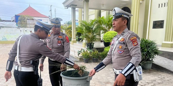 Jelang Hari Lalin Bhayangkara Ke-69, Lampura Bhaksos Bersihkan Tempat Ibadah