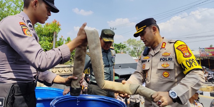 Peduli Warga Kekurangan Air, Polres & Kodim 0412 Lampura Bagikan Air Bersih