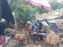 Pengrajin Batu Bata Merah di Desa Mekar Sari, Bertahan Ditengah Gempuran Bata Ringan