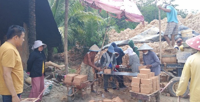 Pengrajin Batu Bata Merah di Desa Mekar Sari, Bertahan Ditengah Gempuran Bata Ringan