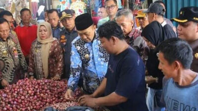 Pastikan Harga Stabil, Pemkab & Bulog Sidak ke Pasar Central Kotabumi