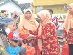 Peduli Warga Sekitar, Dharma Wanita Disdik Lampura Bagikan Ratusan Takjil