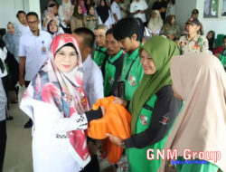 Bentuk Apresiasi,Bupati Lampura Berikan Tali Asih Kepada Petugas Kebersihan