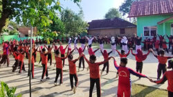 Perkenalkan SAIH, Kepsek SDN 02 Argomulyo Ajak Siswanya Senam Gembira