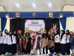 Gelar Projek Inklusif, Mahasiswa PPG  Ajarkan Siswa SLB Karya Mozaik-Kolase