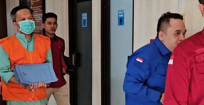 Eks Sekda Cilacap Dibui, Negara Rugi Rp237 Miliar Gara-Gara Tanah Bodong Semarang – Terseret dugaan korupsi pembelian tanah BUMD PT Cilacap Segara Artha (CSA) yang bikin negara buntung hingga Rp237 miliar, Mantan Sekretaris Daerah (Sekda) Cilacap, Awaluddin Muuri (AM), ditahan Kejaksaan Tinggi Jawa Tengah. AM digelandang ke Lapas Kelas I Semarang dengan rompi oranye usai ditetapkan sebagai tersangka, Rabu (18/6/2025). Penahanan dilakukan selama 20 hari ke depan. “AM diduga aktif dalam proses pembelian tanah seluas 700 hektare dari PT RSA, namun pengadaan tidak sesuai prosedur dan lahan masih dikuasai Kodam IV Diponegoro,” ujar Asisten Pidana Khusus Kejati Jateng, Lukas Alexander Sinuraya. Selain AM, dua tersangka lain lebih dulu ditetapkan, yakni Kabag Perekonomian Setda Cilacap, Iskandar Zulkarnain (IZ), dan eks Direktur PT Rumpun Sari Antan, Andhi Nur Huda (ANH). Ketiganya dinilai punya peran dalam merugikan keuangan daerah, karena uang sudah keluar tapi tanah tak bisa dimanfaatkan Pemkab. AM diketahui sempat mencalonkan diri sebagai Bupati Cilacap sebelum akhirnya terseret kasus ini.