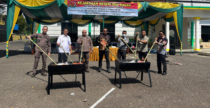 Kejari Waykanan Musnahkan Barang Bukti 32 Perkara, Termasuk 102 Gram Sabu